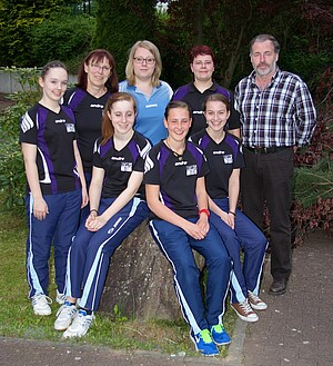 <b>1. BZL Damen - FC Hösbach</b> (Michelle Fecher, Inge Hampl, Simone Amrhein, Melanie Kurze, sportl. Leiter Heribert Heeg, vorne: Julia Schuler, Eva Morhard, Vanessa Heil)